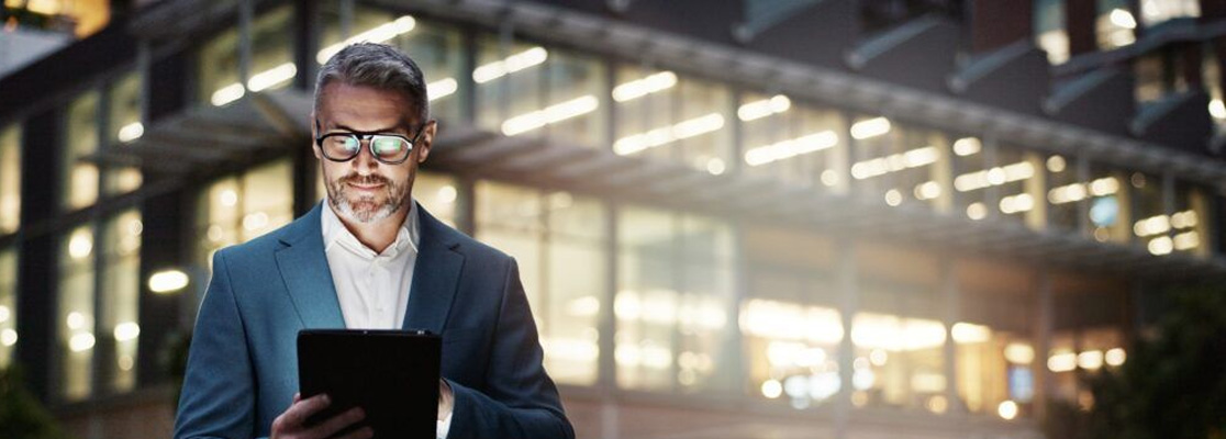 Hombre invietiendo en inmuebles.jpg